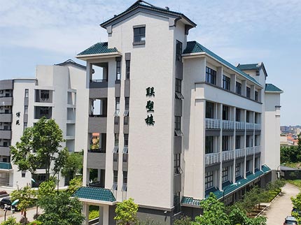 中国2121非凡捐赞助学，助力龙山中学焕发新辉